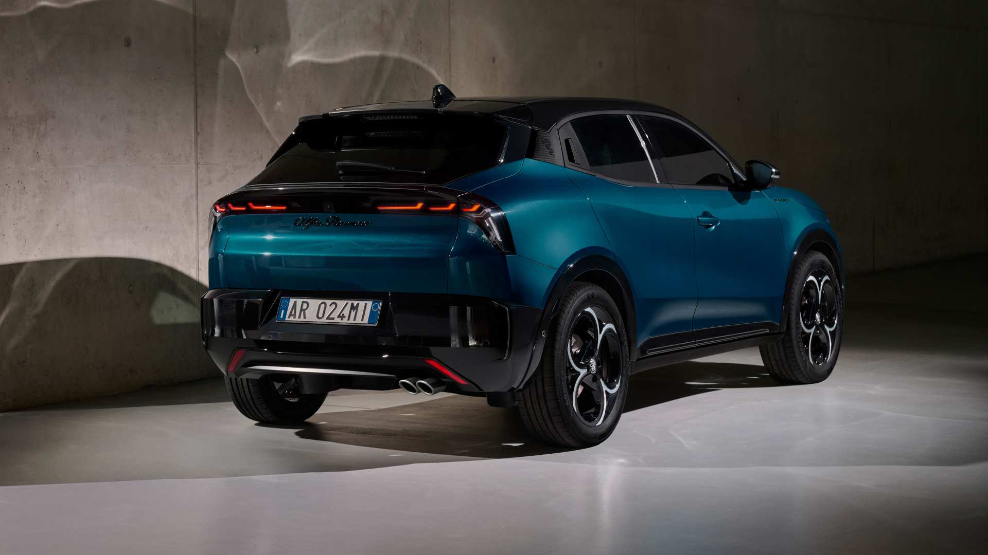 Вид сзади на автомобиль  Alfa Romeo Milano Ibrida 2024 года