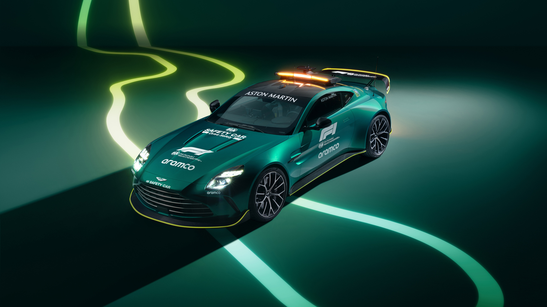 Зеленый гоночный автомобиль Aston Martin Vantage F1 Safety Car 2024 года