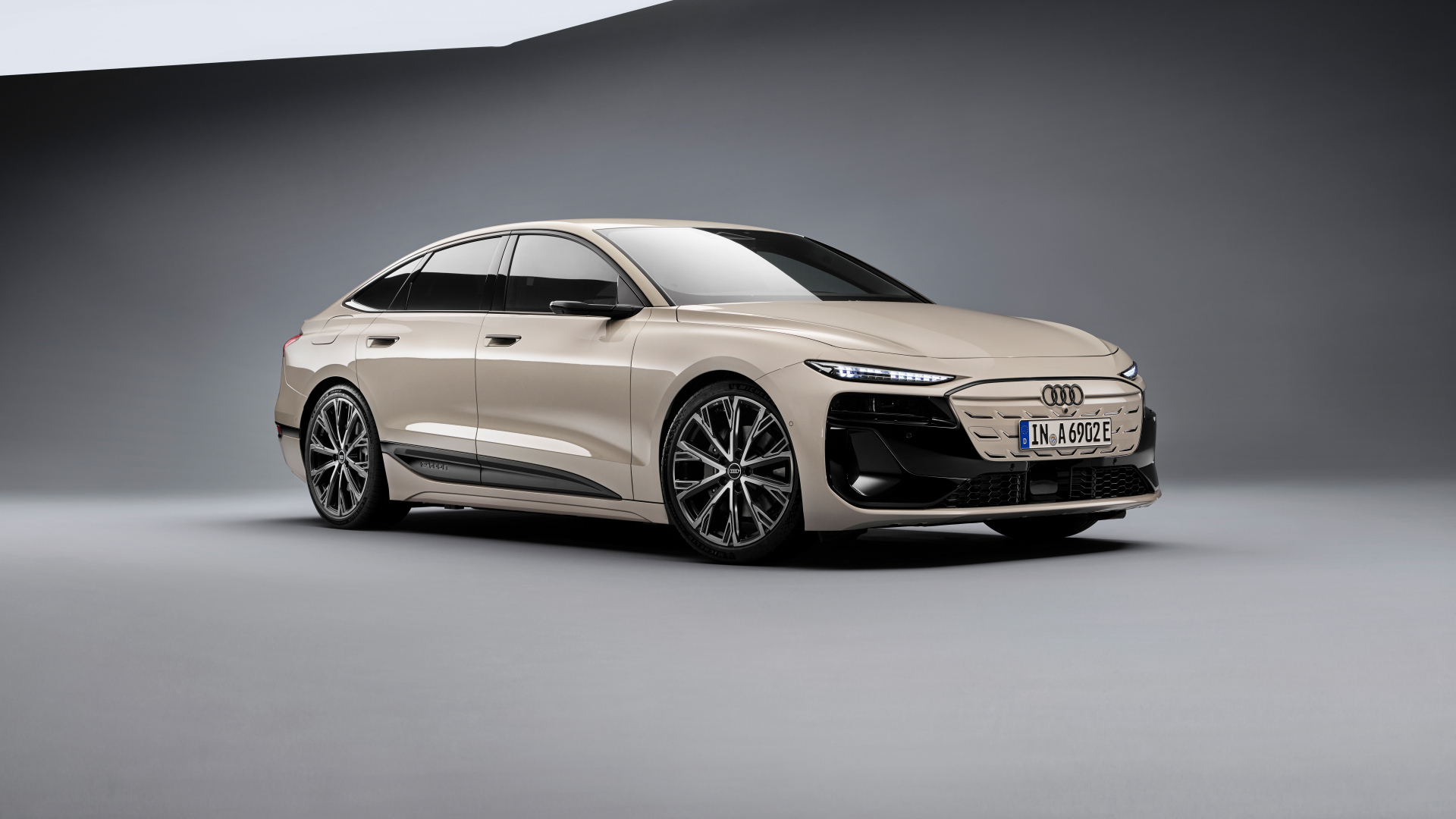 Авто Audi A6 Sportback e-tron performance 2024 года на сером фоне