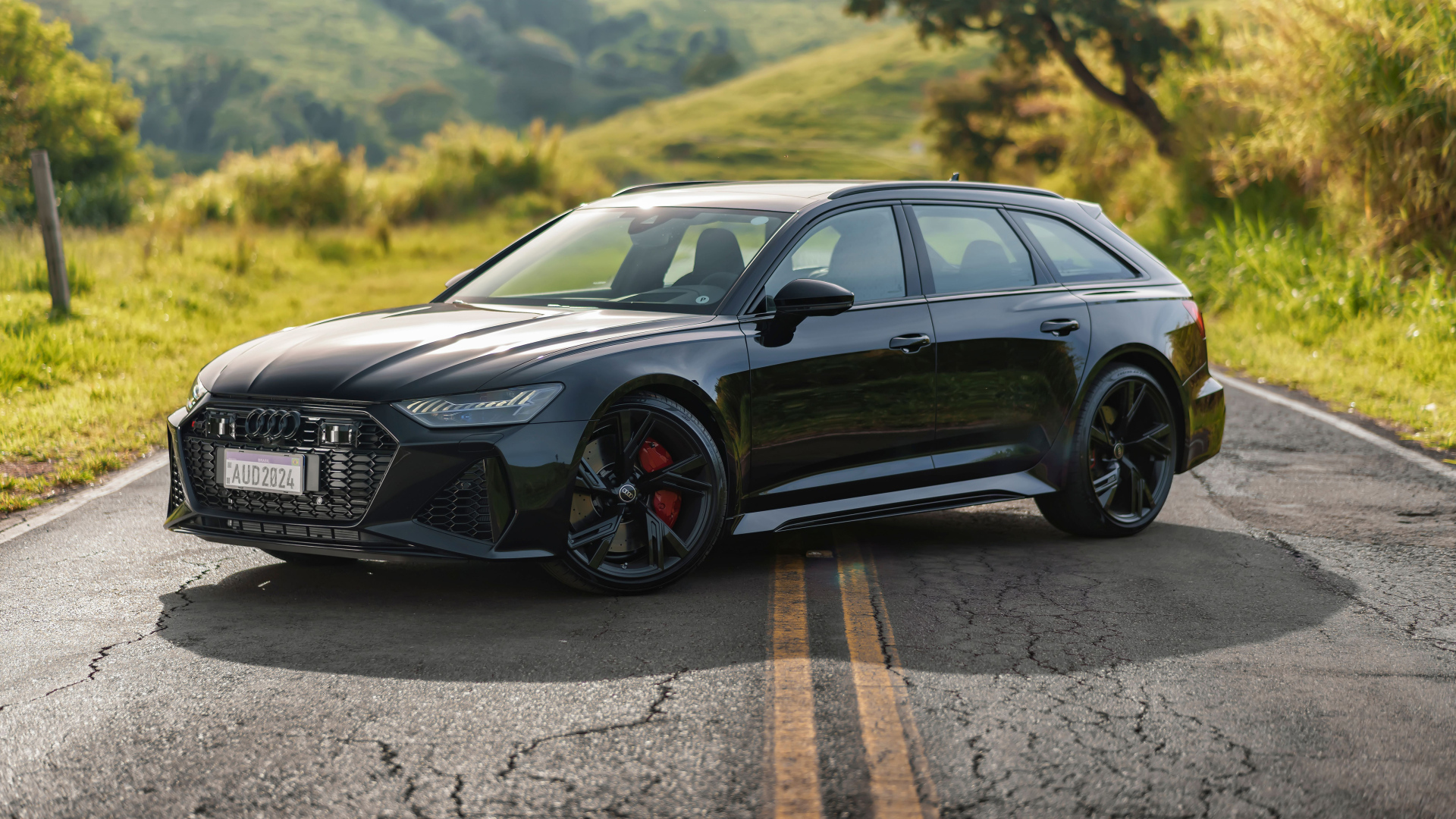 Автомобиль Audi RS 6 Avant Performance 2024  года на дороге