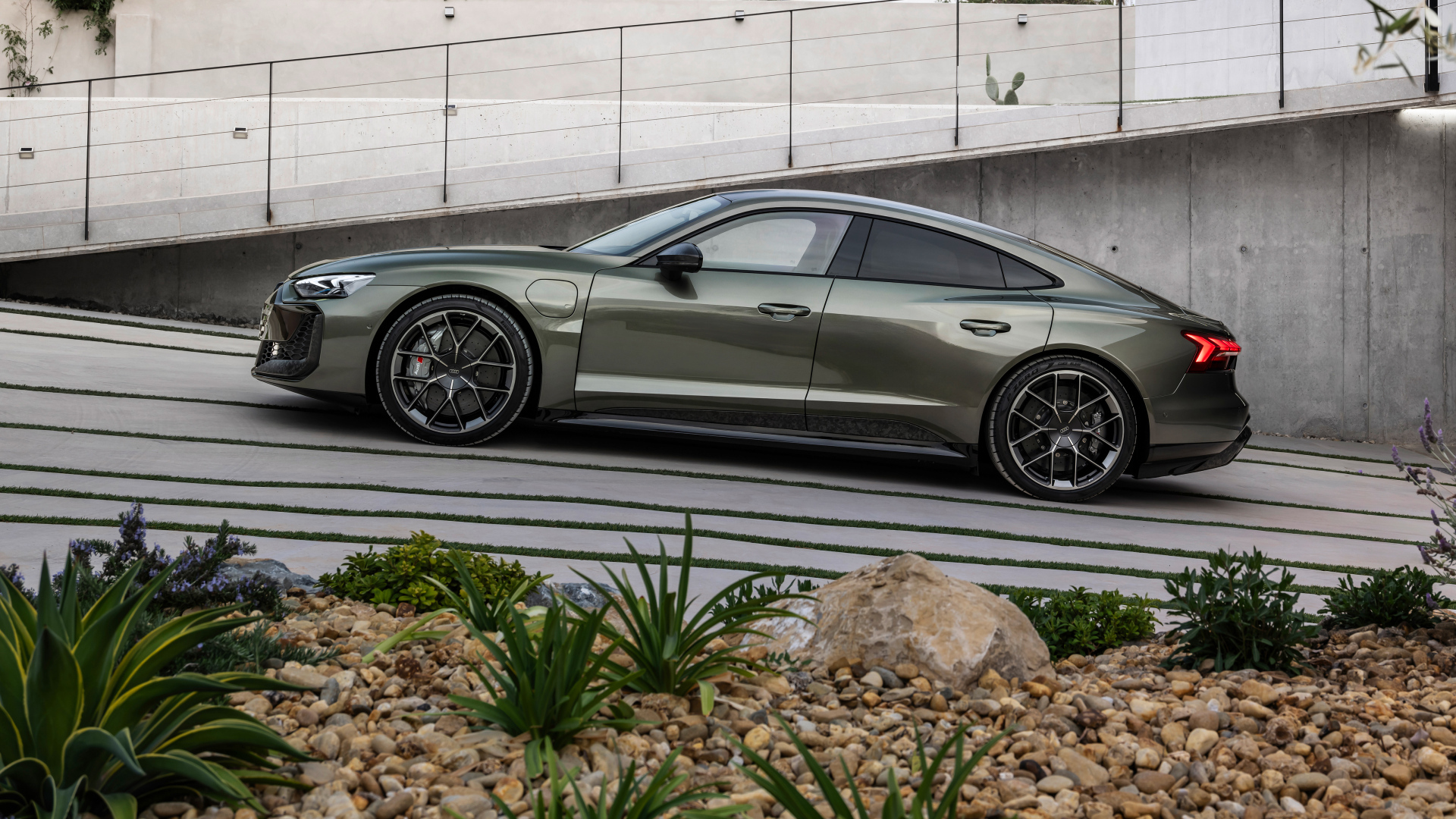 Вид сбоку на автомобиль Audi RS e-tron GT performance 2024 года