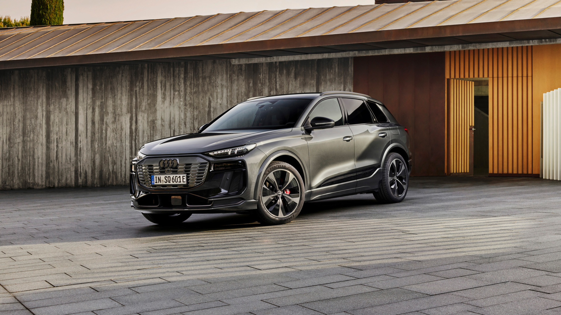 Автомобиль Audi SQ6 E-Tron 2024 года у стены