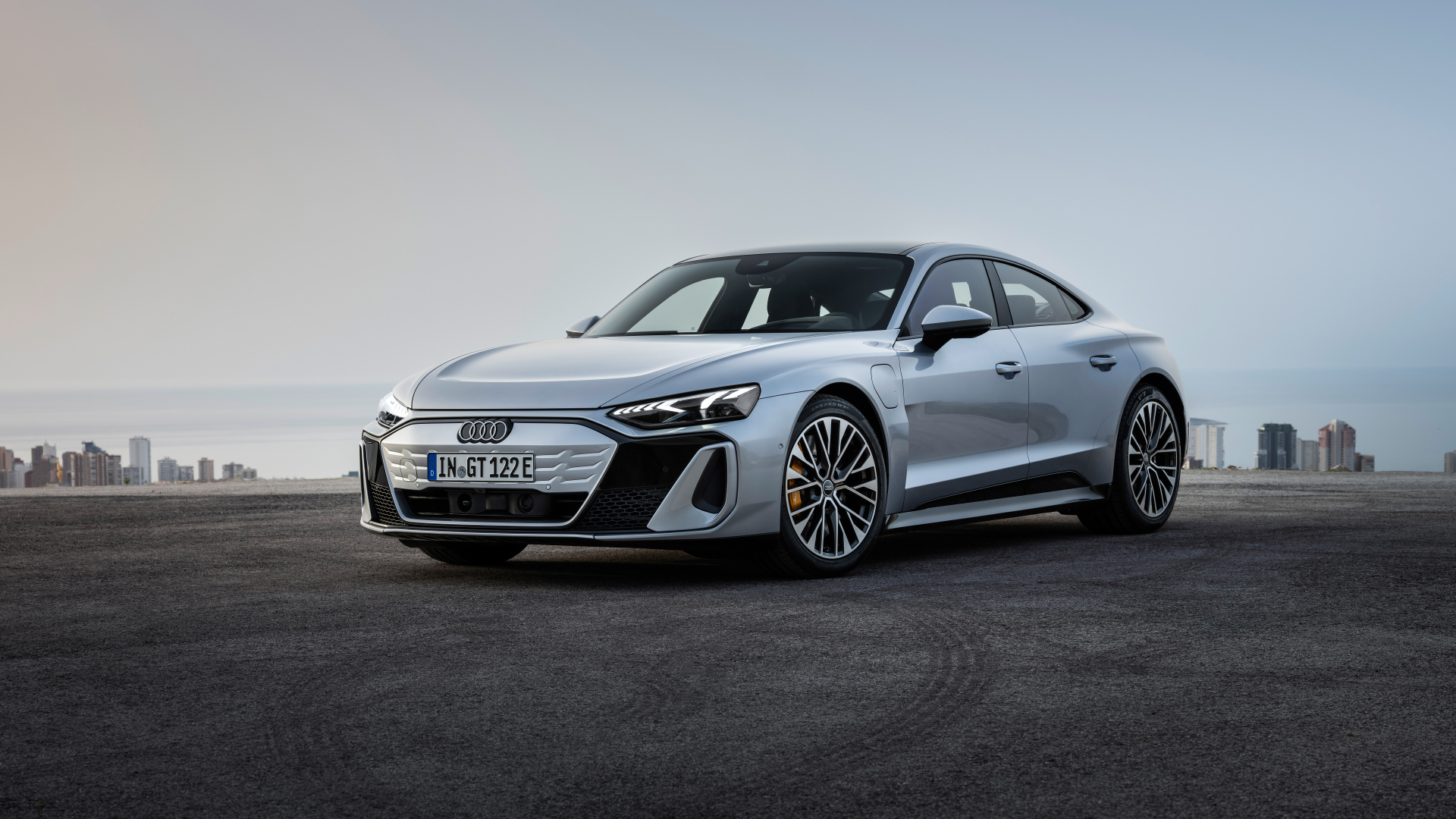 Серебристый автомобиль Audi S e-tron GT 2024 года