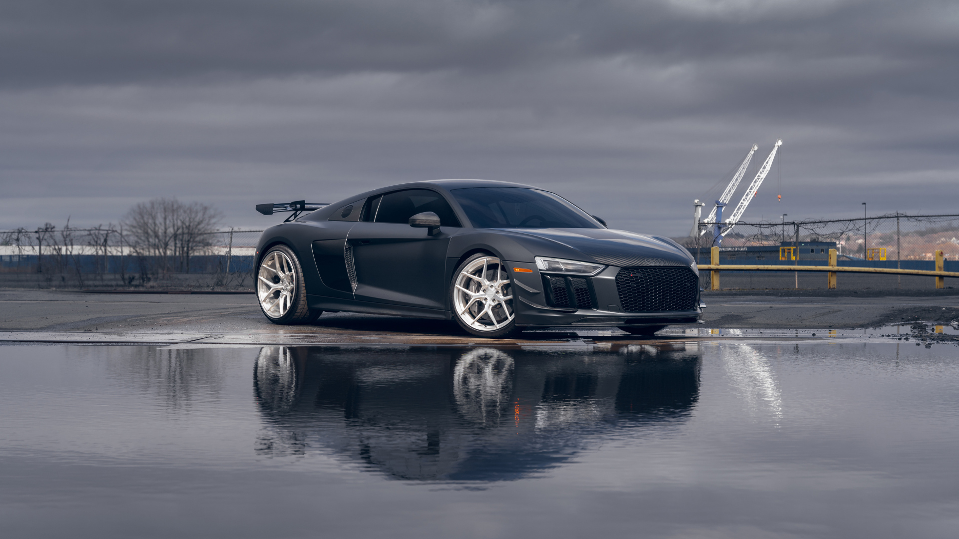 Автомобиль Audi R8 Velgen Wheels у воды