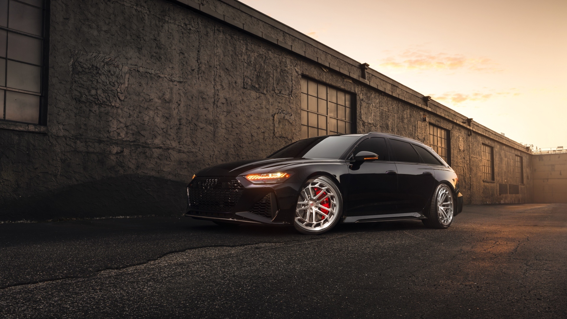 Черный автомобиль Audi RS7