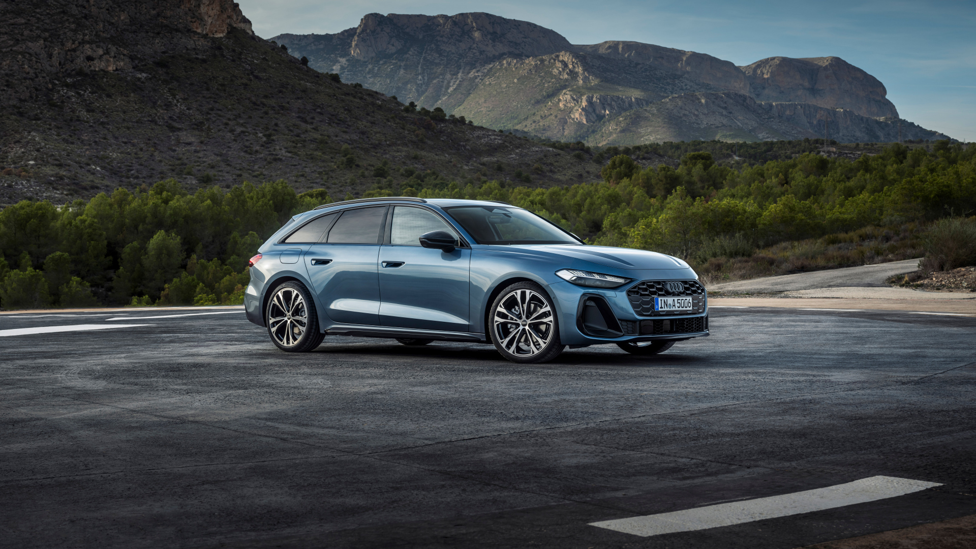 Синий автомобиль Audi A5 Avant TFSI quattro S line 2024 года на фоне гор