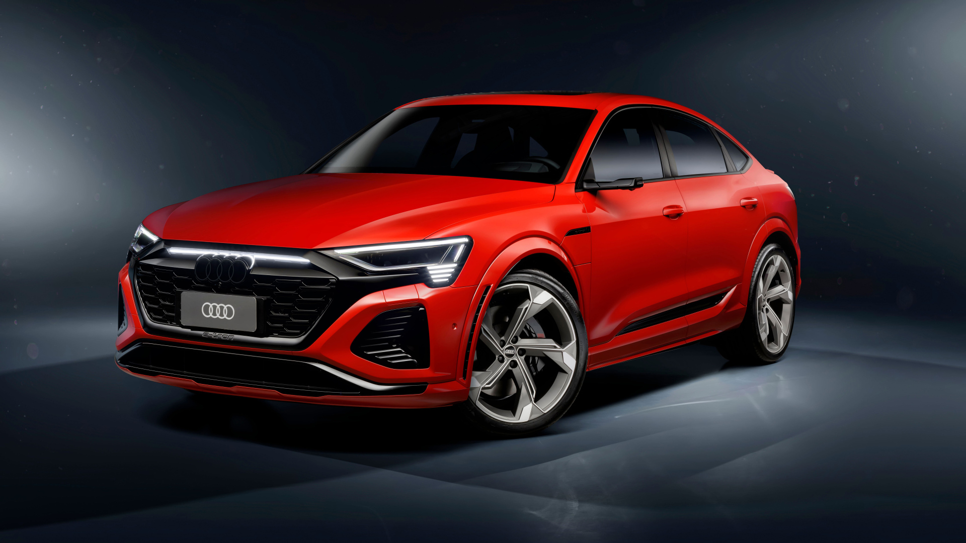 Вид спереди на красный автомобиль Audi SQ8 Sportback E-Tron Quattro 2024 года