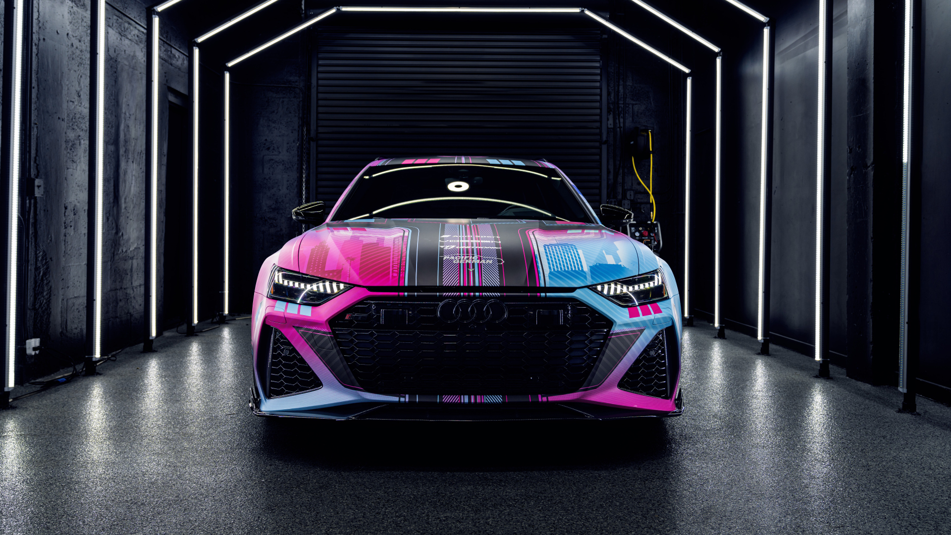 Разноцветный автомобиль Audi RS6  вид спереди