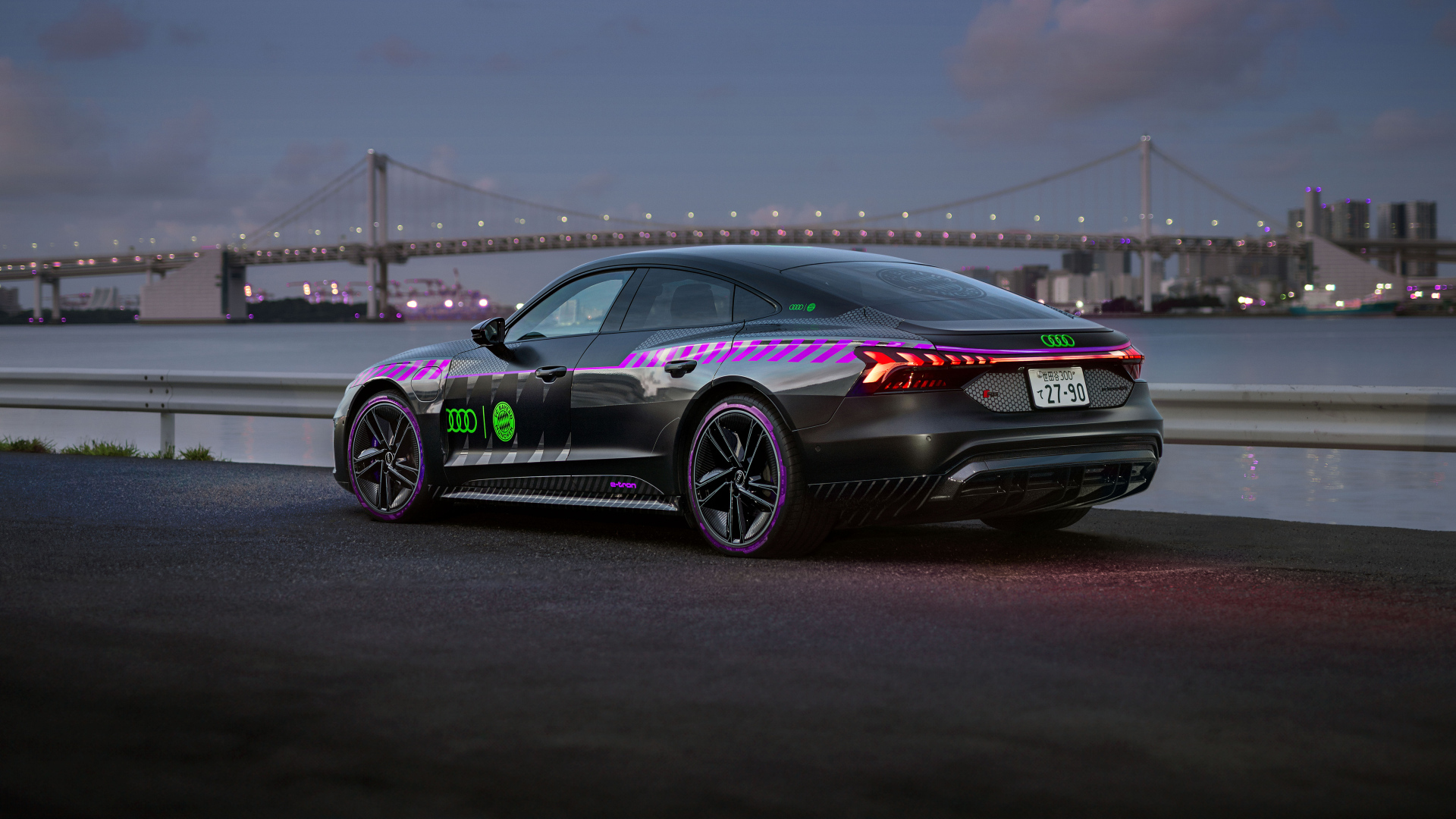 Вид сзади на автомобиль Audi RS E-Tron GT FC Bayern Concept