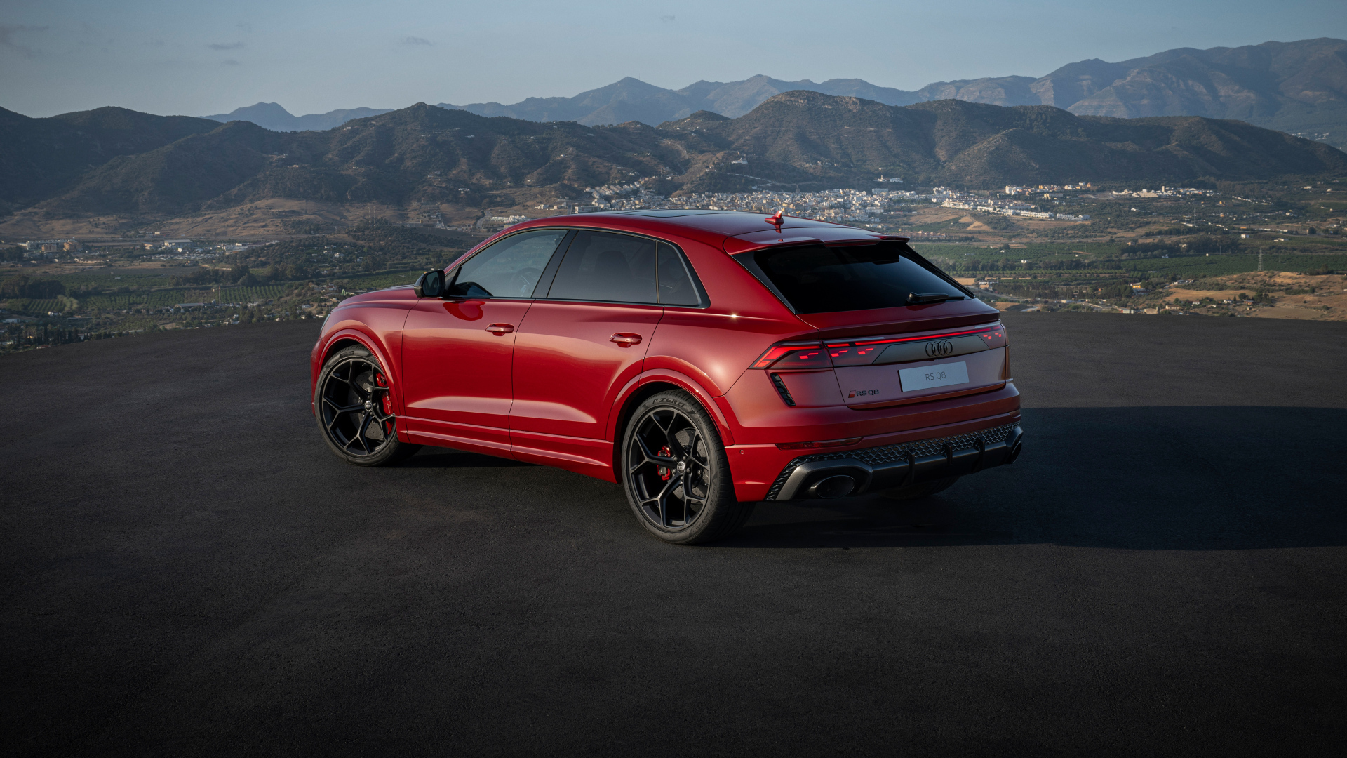 Вид сзади на красный автомобиль Audi RS Q8 performance 2024 года