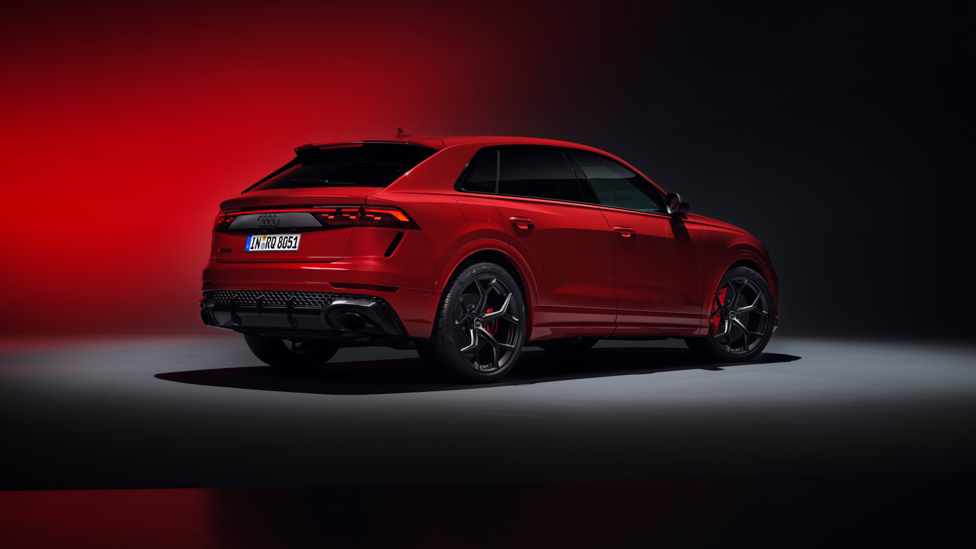 Красный автомобиль Audi RS Q8 performance 2024 года вид сзади