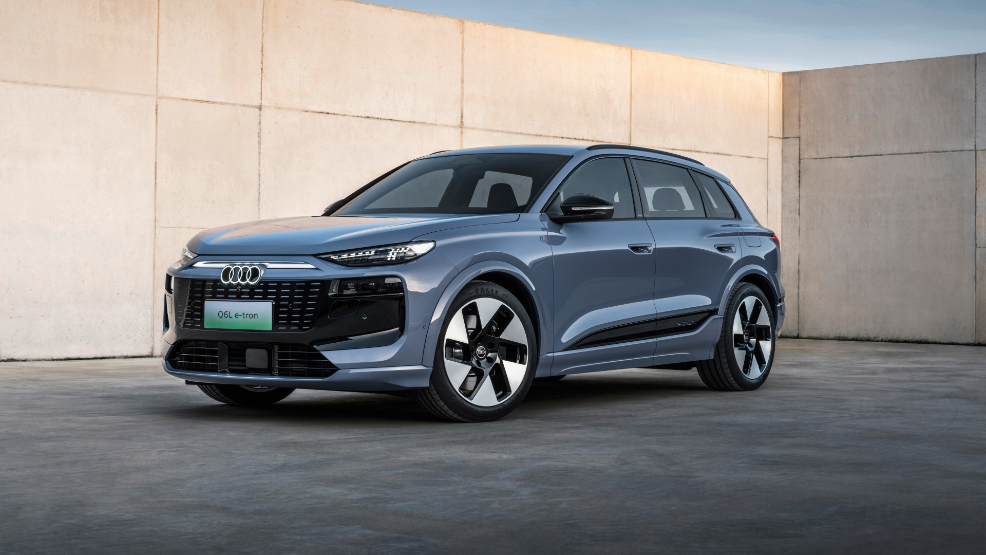 Серебристый автомобиль Audi Q6L E-Tron Quattro S Line 2024 года