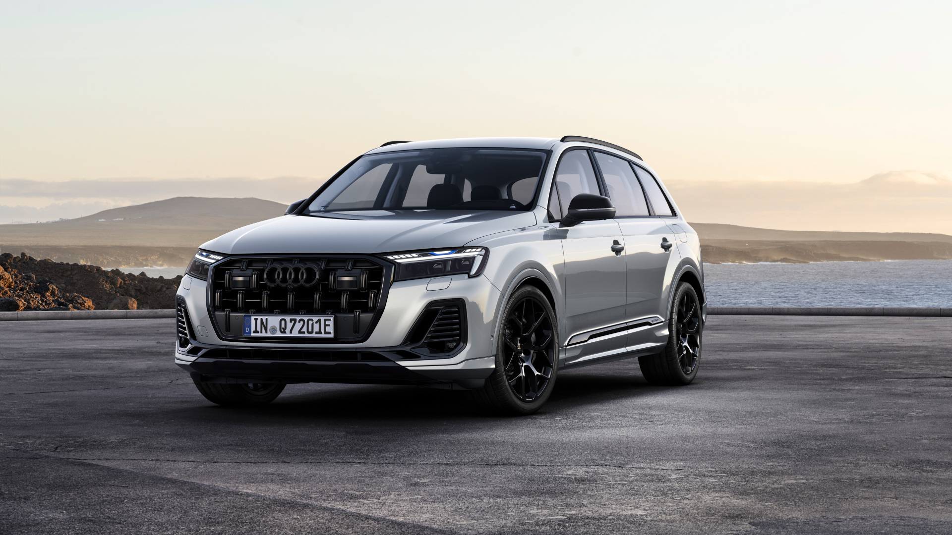 Серебристый автомобиль Audi Q7 55 TFSI E Quattro 2024 года