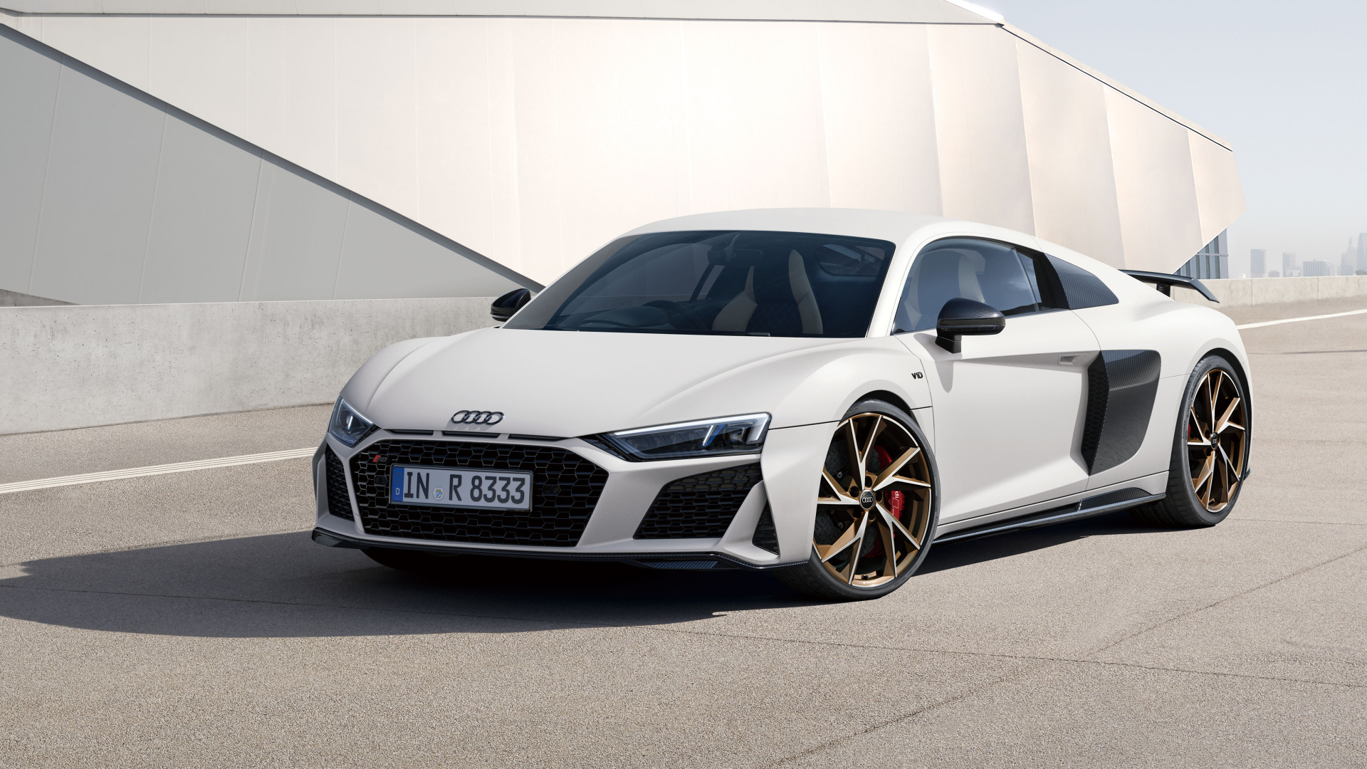 Белый автомобиль Audi R8 V10