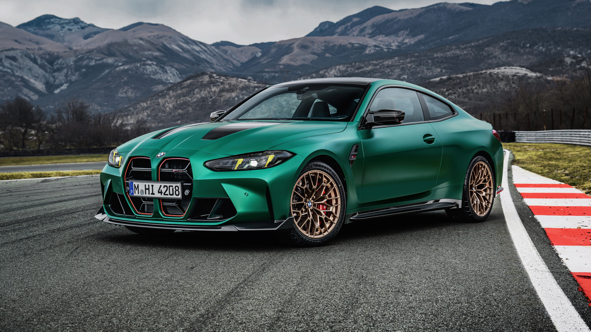 Автомобиль BMW M4 CS 2024 года в горах