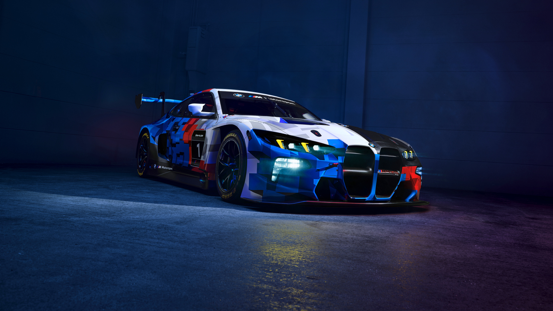 Автомобиль BMW M4 GT3 EVO с включенными фарами