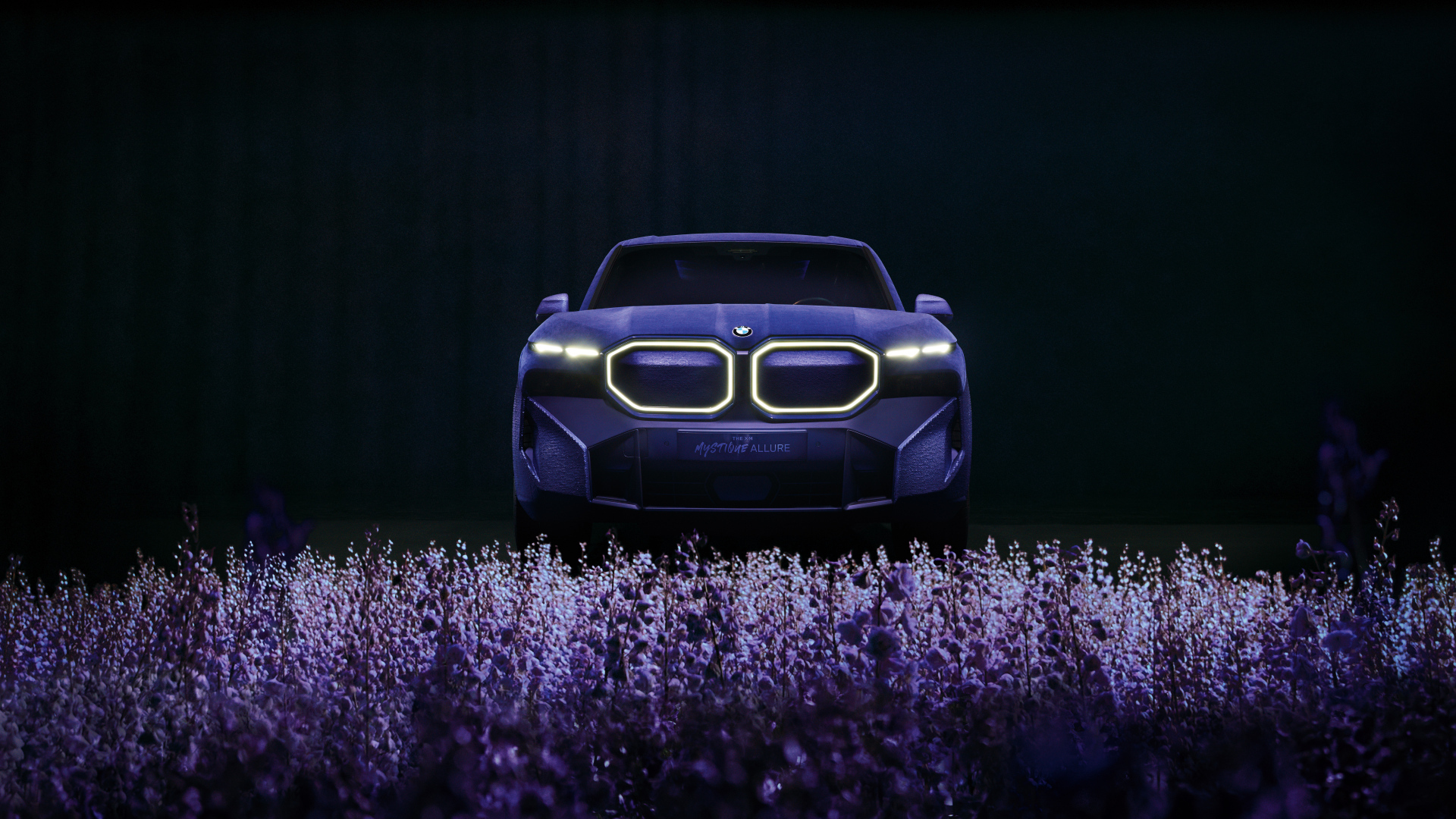 Автомобиль BMW XM Mystique Allure в цветах лаванды вид спереди