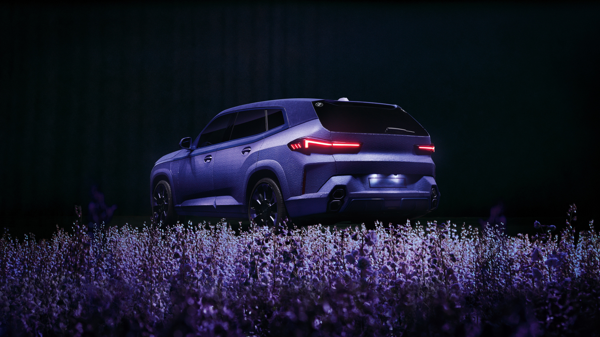 Автомобиль BMW XM Mystique Allure в цветах лаванды вид сзади