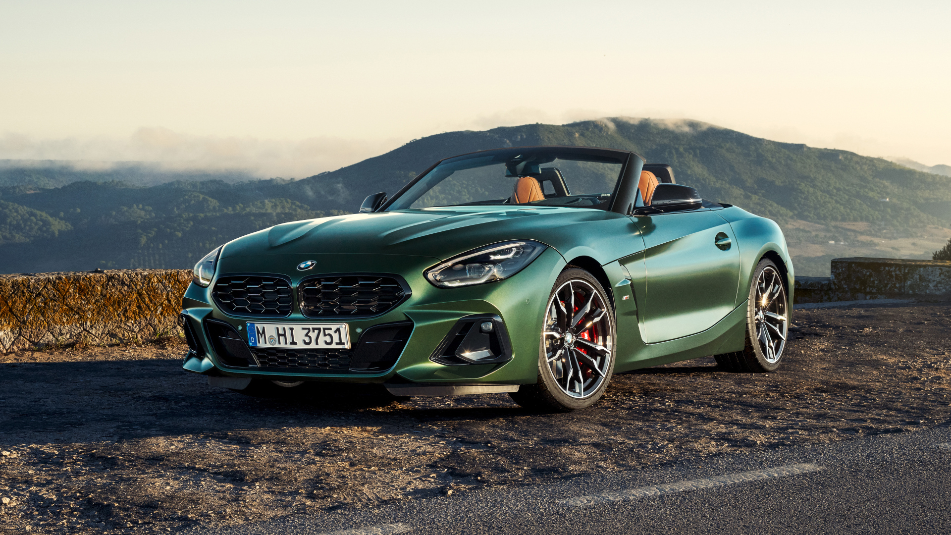 Автомобиль BMW Z4 M40i MT Pure Impulse Edition 2024 года на фоне гор
