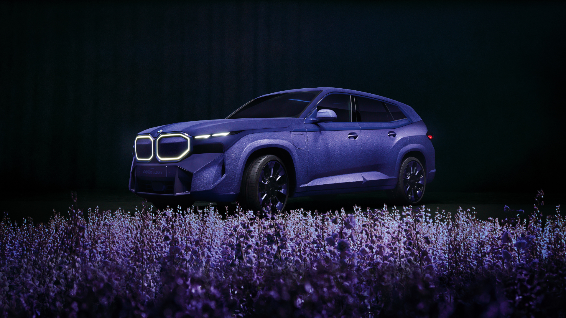Красивый лавандовый автомобиль BMW XM Mystique Allure