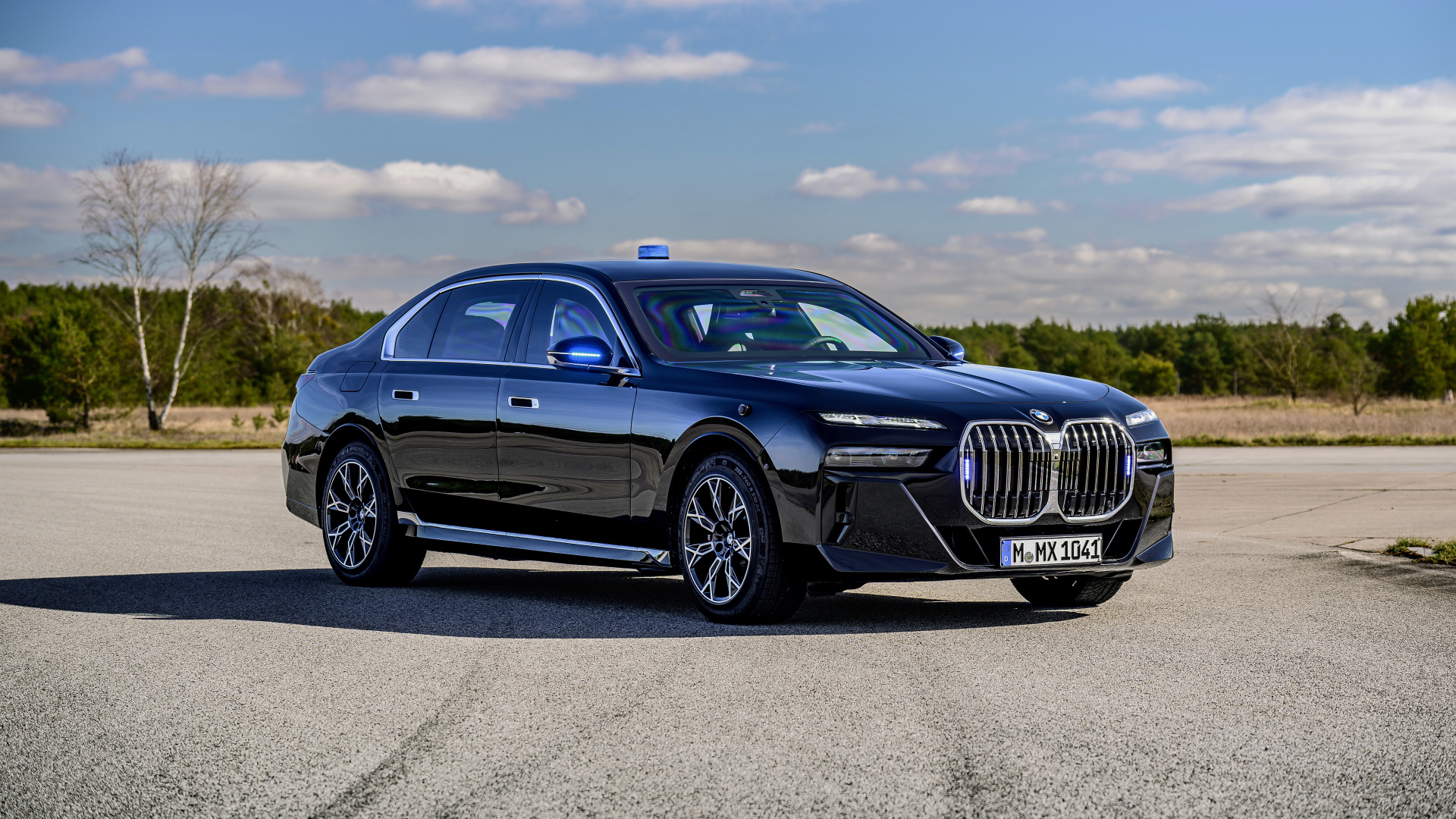 Черный автомобиль BMW I7 XDrive60 Protection 2024 года