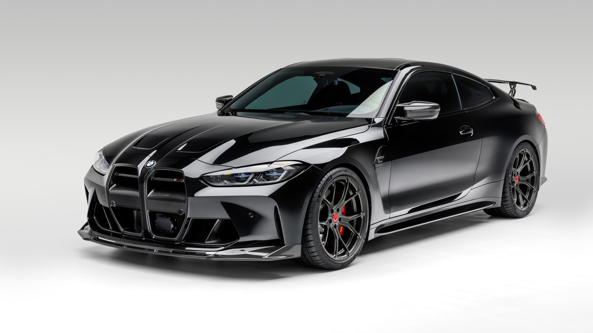 Черный автомобиль Vorsteiner BMW M4 VRS Carbon Aero Program
