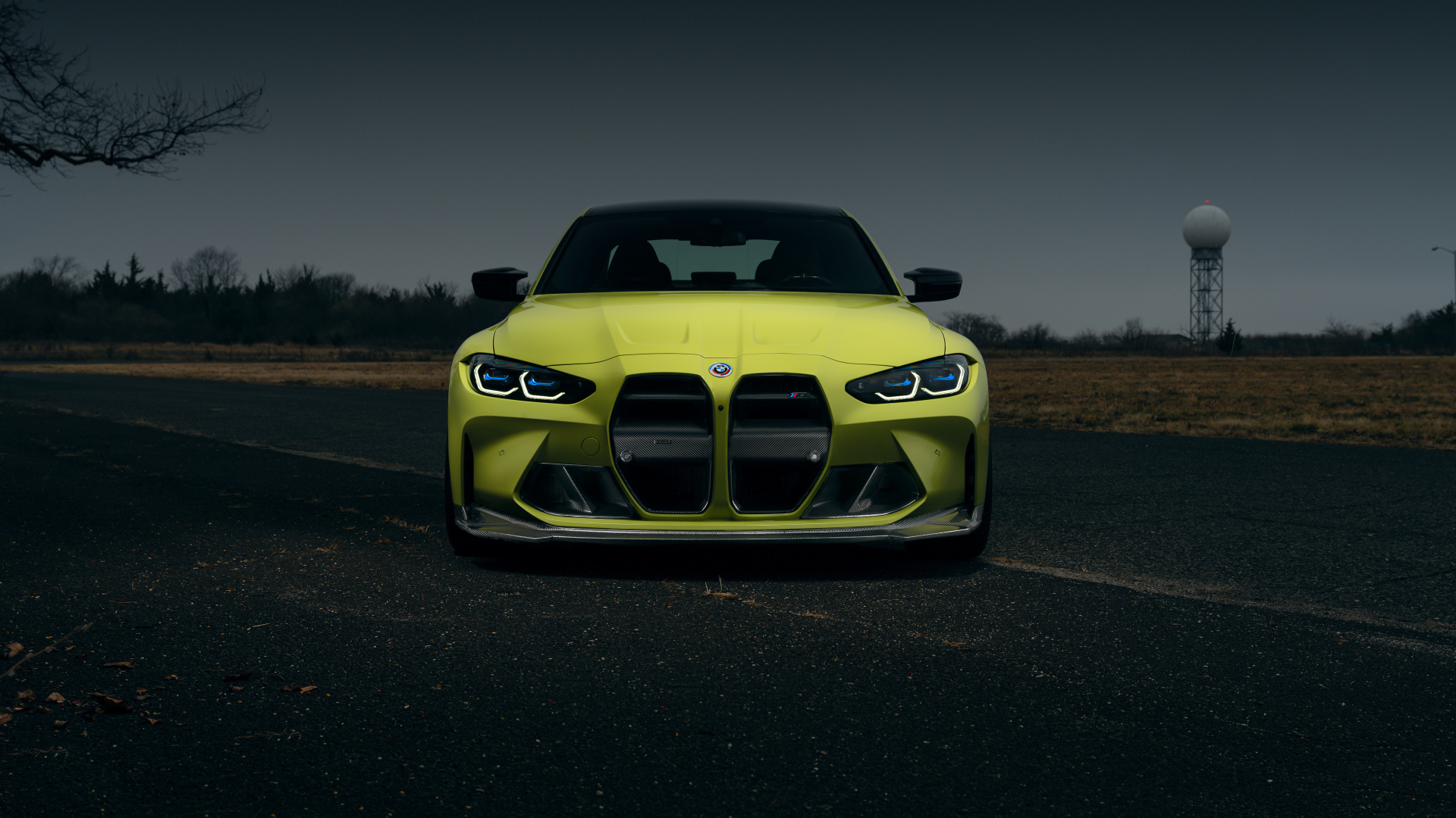 Вид спереди на автомобиль  BMW M3