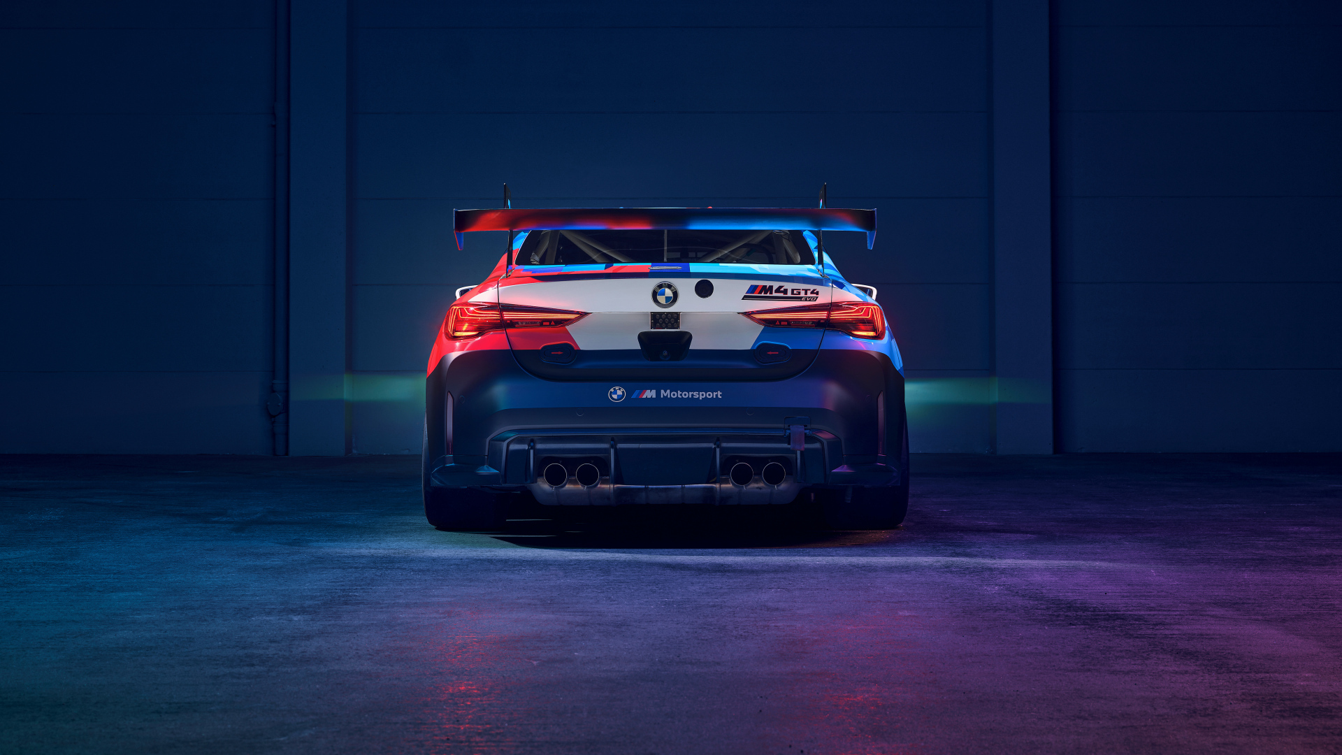 Вид сзади на автомобиль BMW M4 GT4 EVO в здании