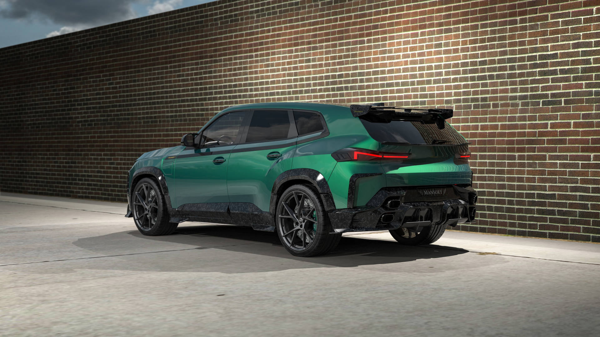 Вид сзади на зеленый автомобиль Mansory BMW XM