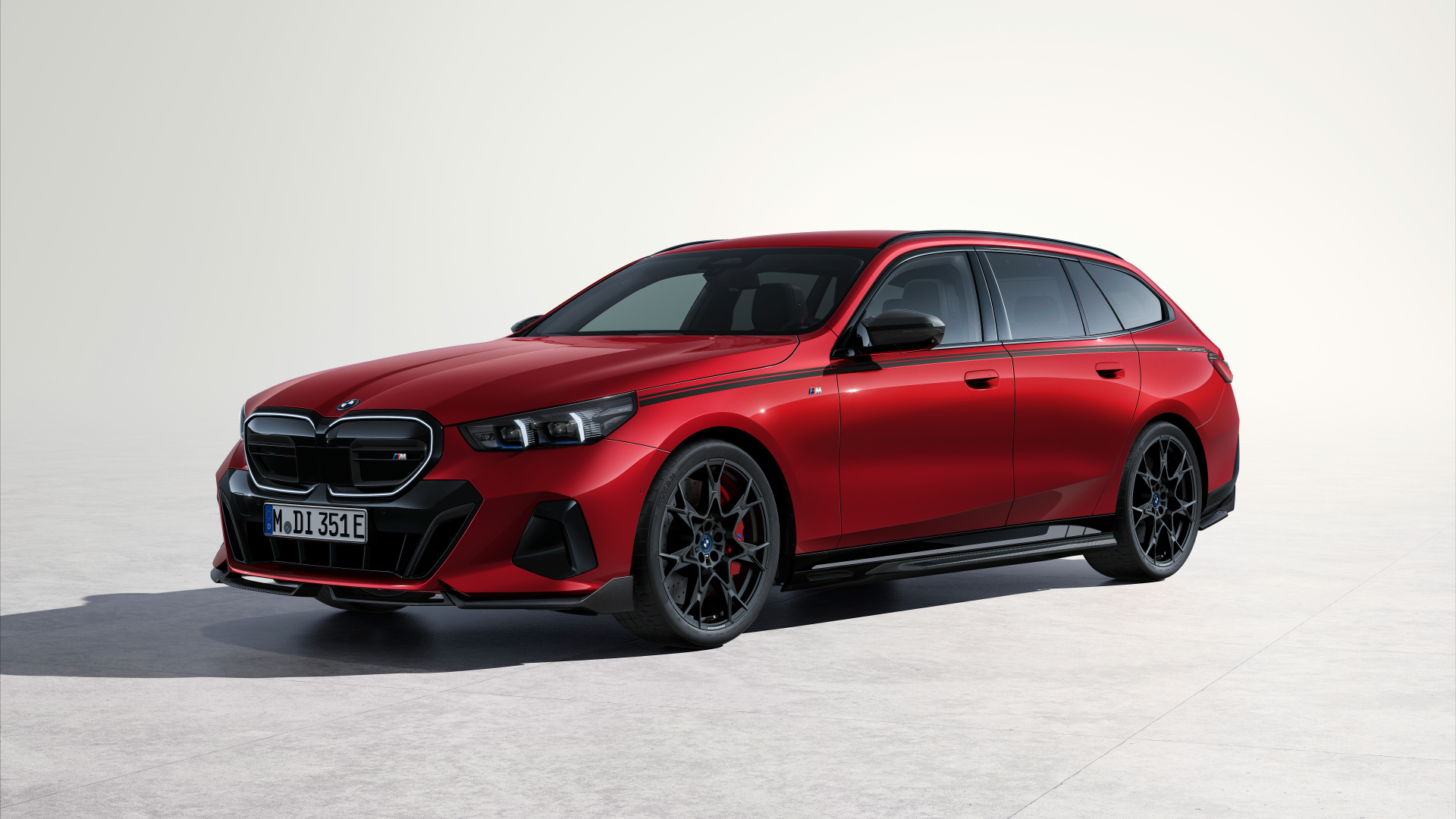 Красный автомобиль BMW I5 M60 XDrive Touring M Performance Parts 2024 года