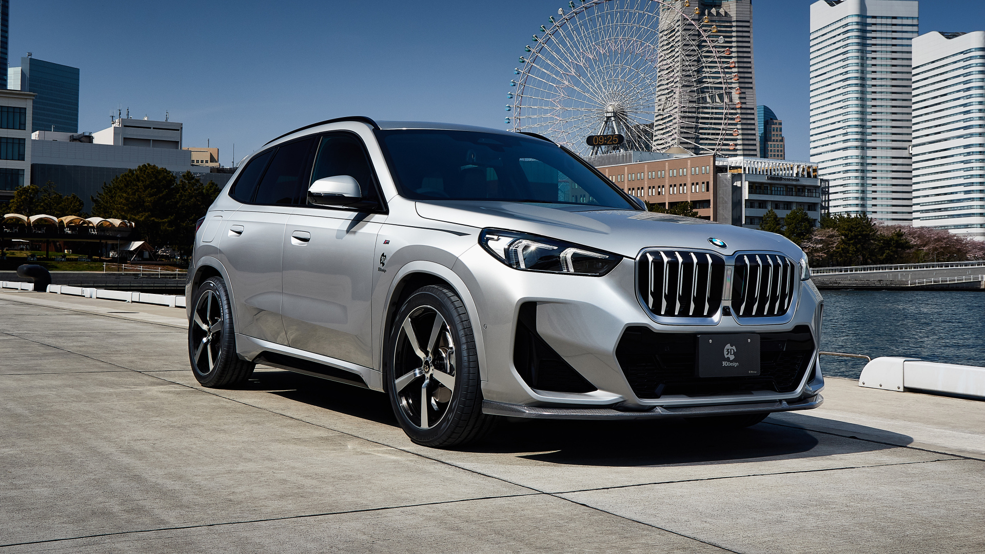 Серебристый автомобиль BMW X1 XDrive20i M Sport 2024 года