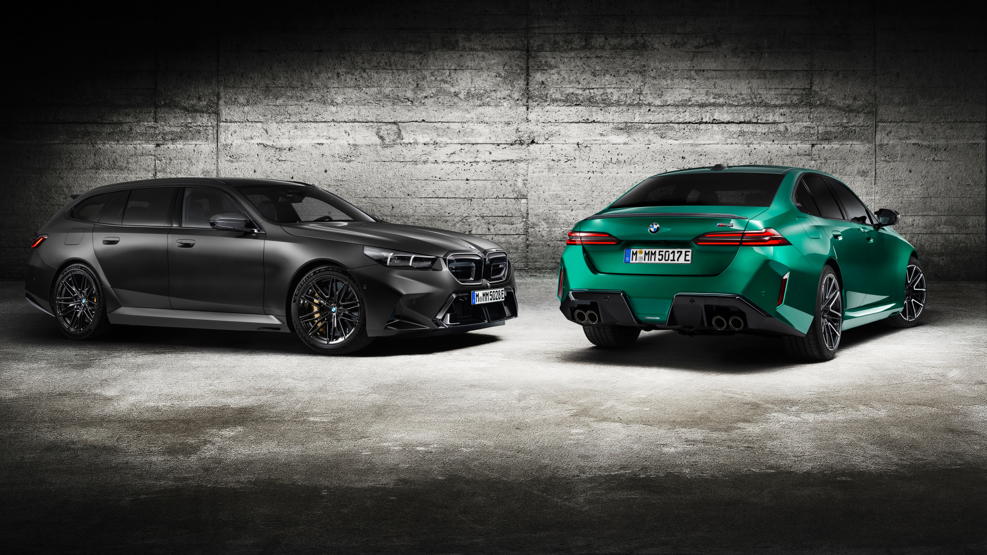 Два автомобиля BMW M5 2024 года на фоне серой стены