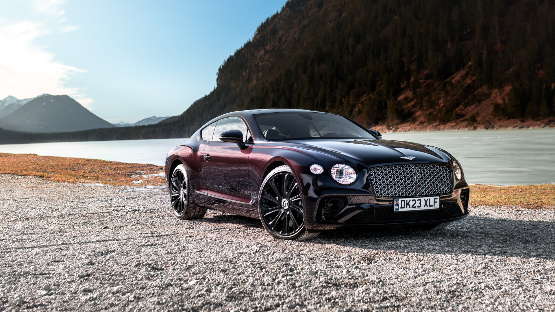 Автомобиль Bentley Continental GT Mulliner у реки