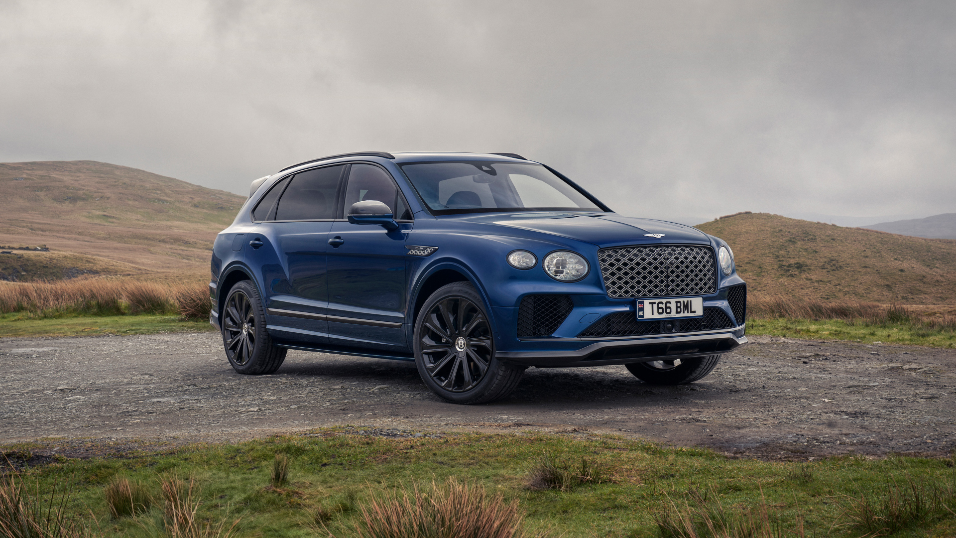 Синий внедорожник Bentley Bentayga EWB Mulliner 2024  года