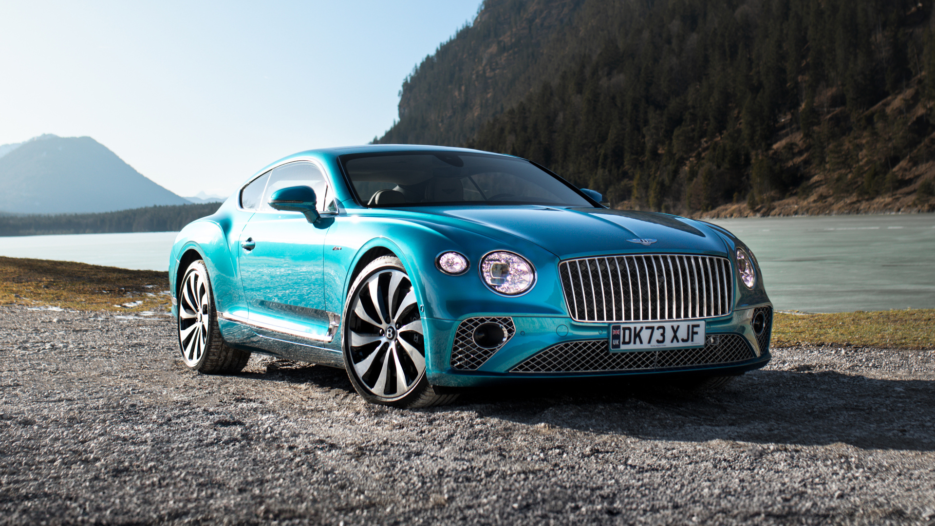 Синий автомобиль Bentley Continental GT Mulliner