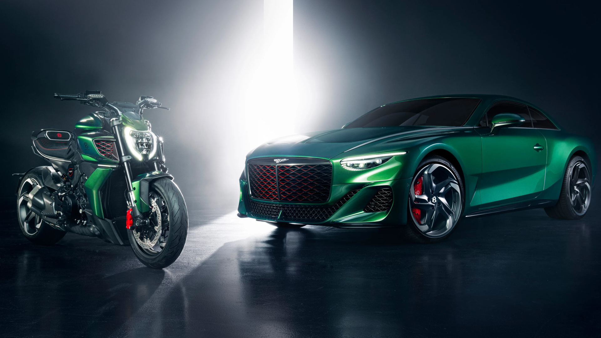 Зеленый автомобиль Bentley Mulliner  с мотоциклом Дукатти