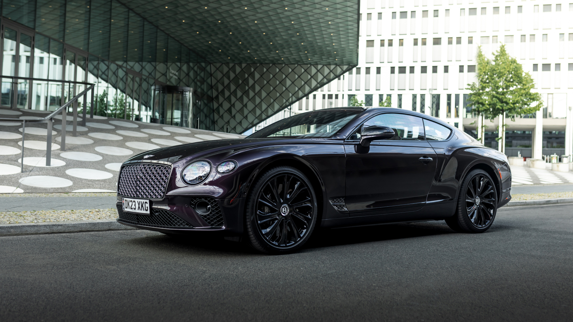Стильный черный автомобиль Bentley Continental GT Mulliner