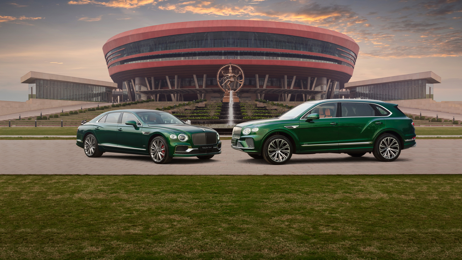 Два зеленых автомобиля Bentley  у здания