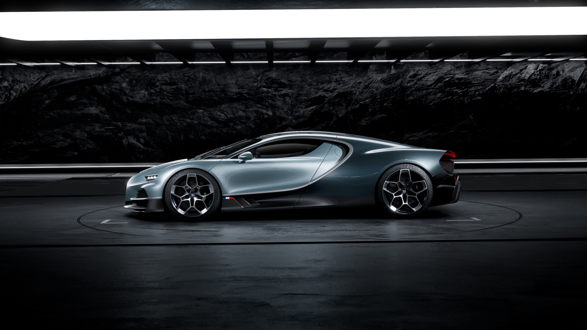 Быстрый автомобиль Bugatti Tourbillon 2024 года вид сбоку