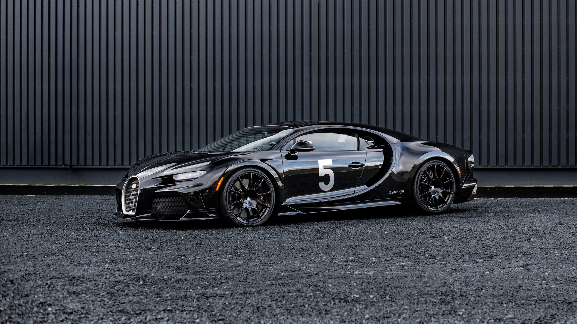 Черный быстрый автомобиль Bugatti Chiron Super Sport Hommage T50S 2024 года