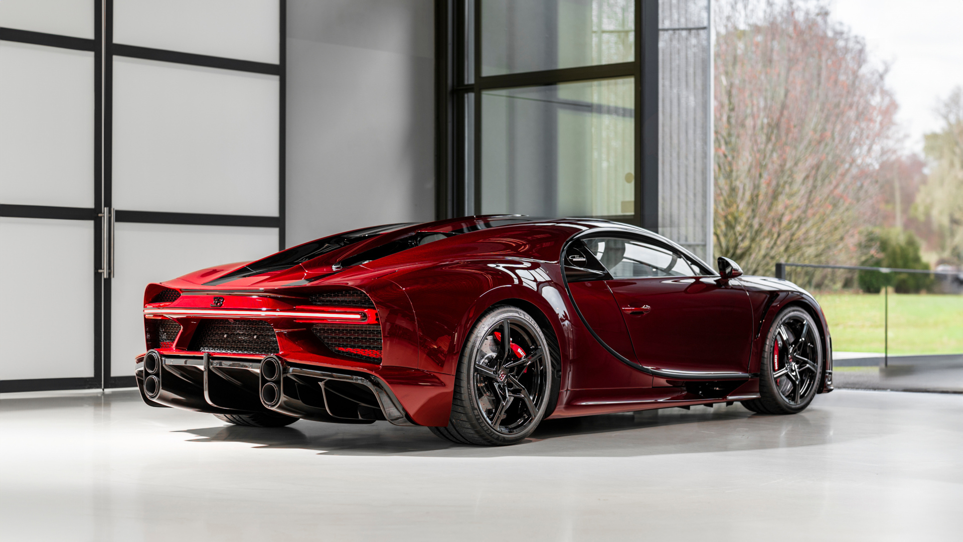 Красный автомобиль Bugatti Chiron Super Sport Red Dragon вид сзади