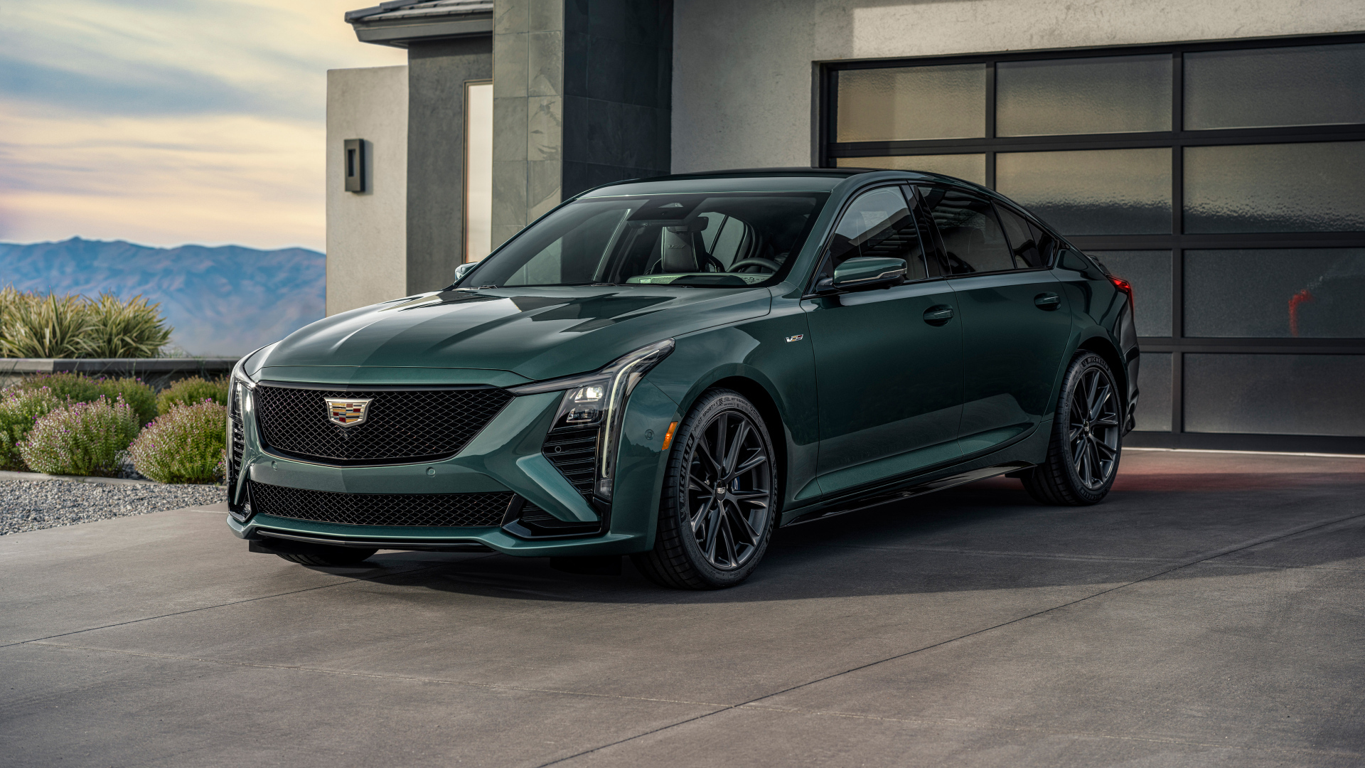 Зеленый автомобиль  Cadillac CT5-V 2025  года