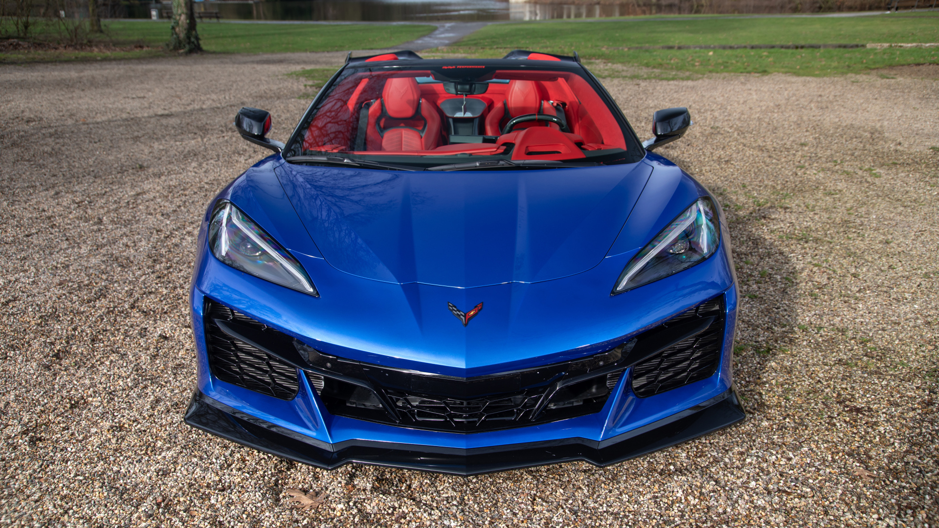 Вид спереди на синий автомобиль Chevrolet Corvette Stingray Convertible Z06