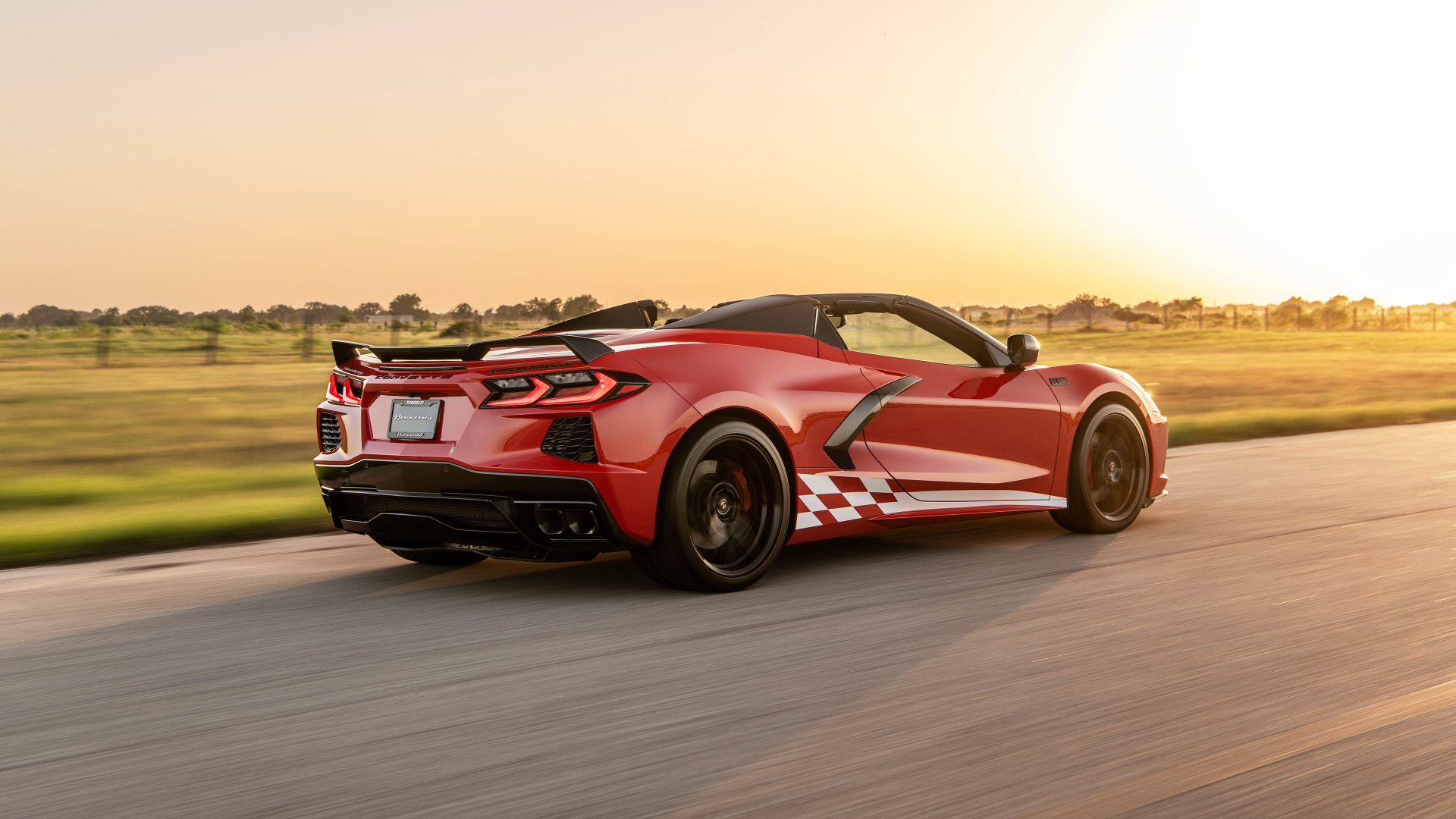 Красный гоночный автомобиль Chevrolet Corvette Stingray H700 Convertible 2024  года