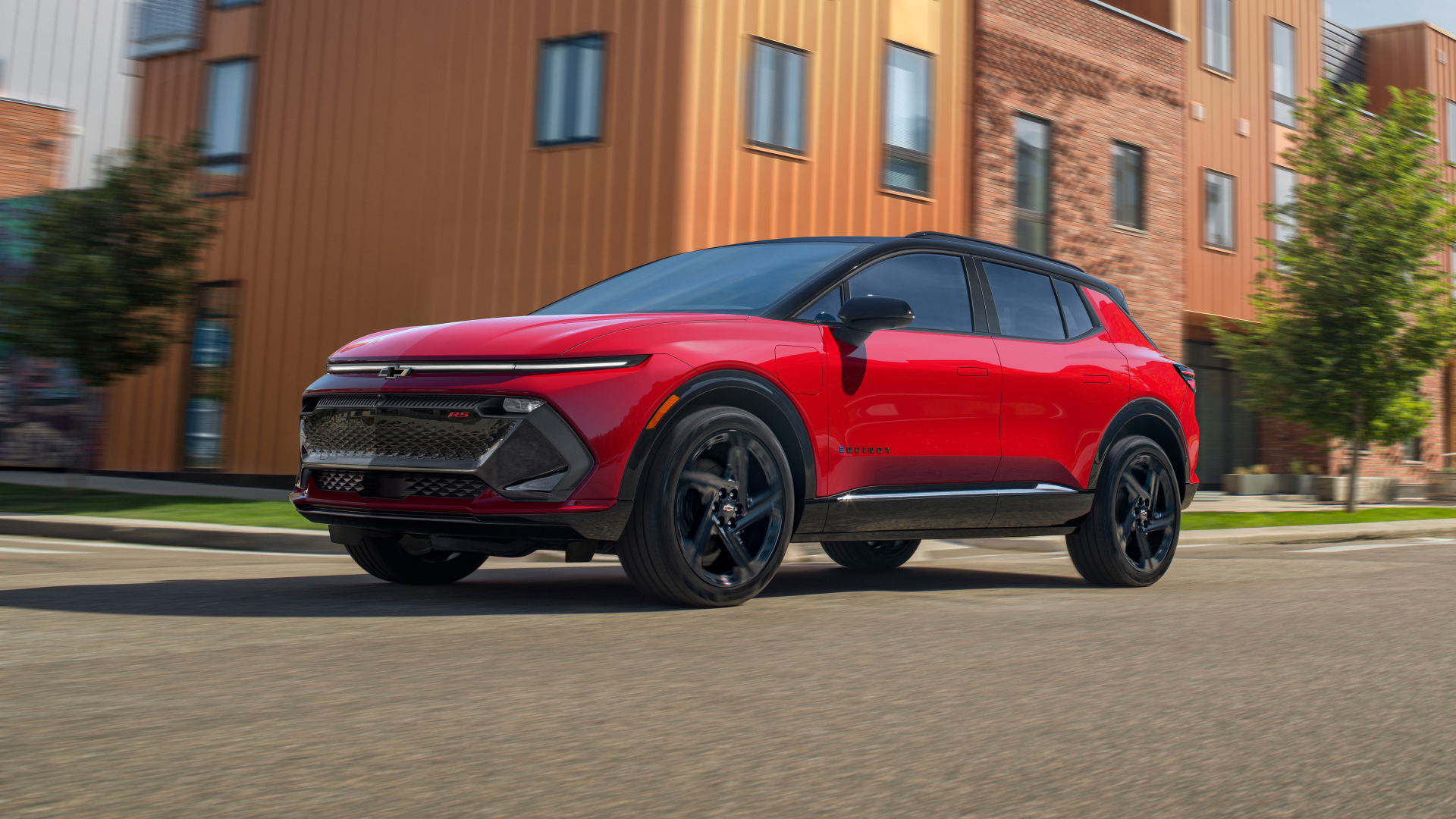 Красный внедорожник Chevrolet Equinox EV 3RS 2024 года у дома