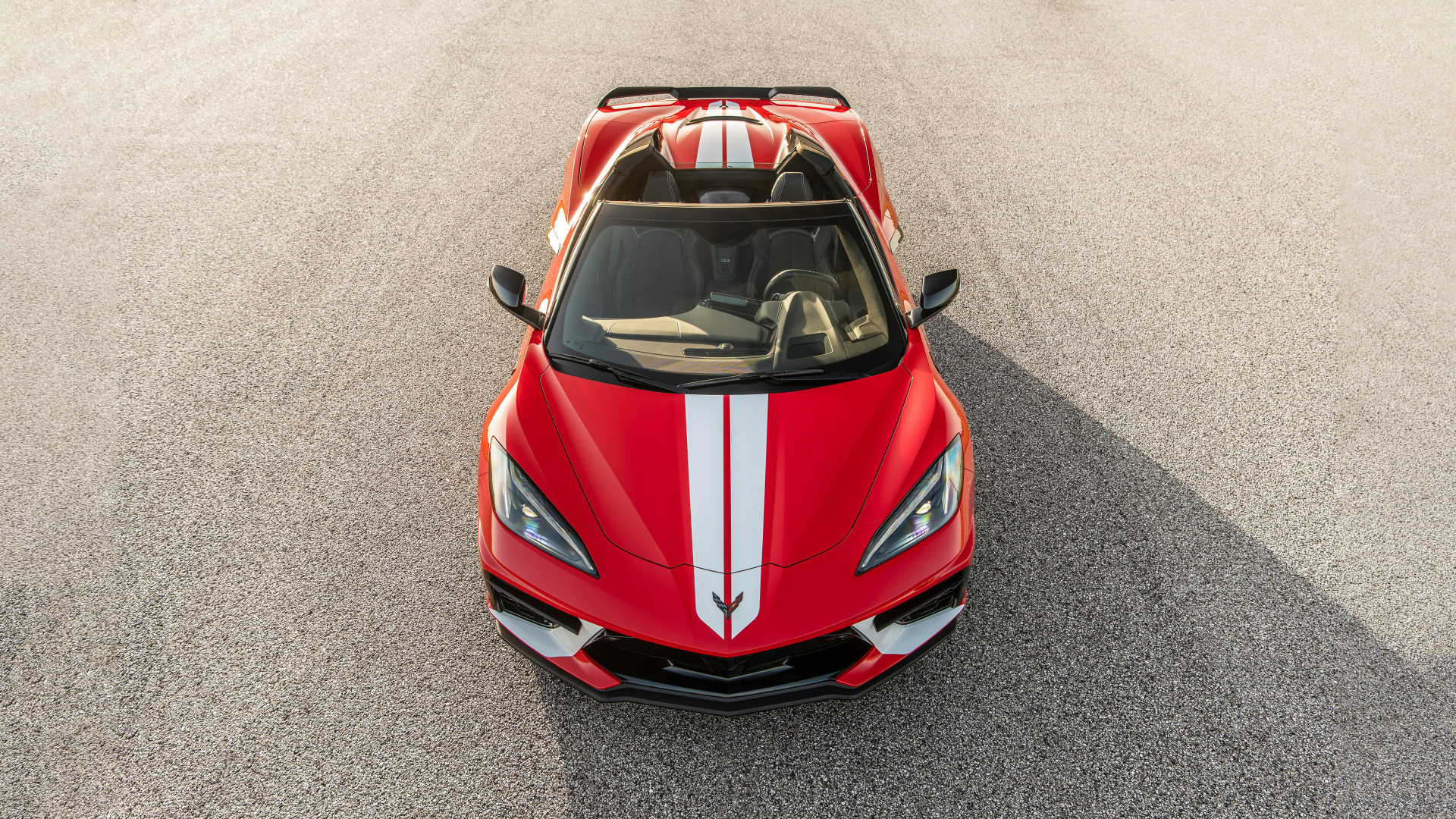 Вид сверху на гоночный автомобиль Chevrolet Corvette Stingray H700 Convertible 2024 года