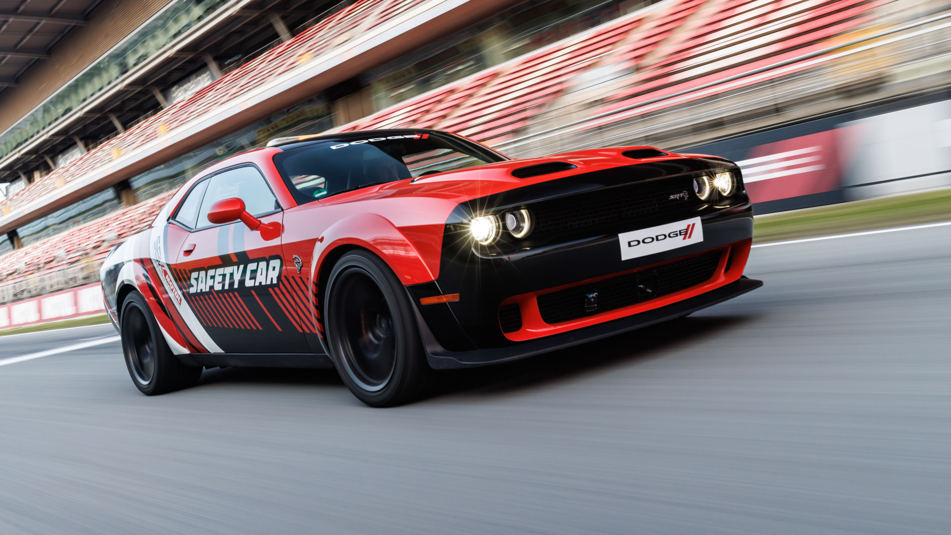 Автомобиль Dodge Challenger SRT Hellcat WorldSBK Safety Car 2024 года на гоночной трассе