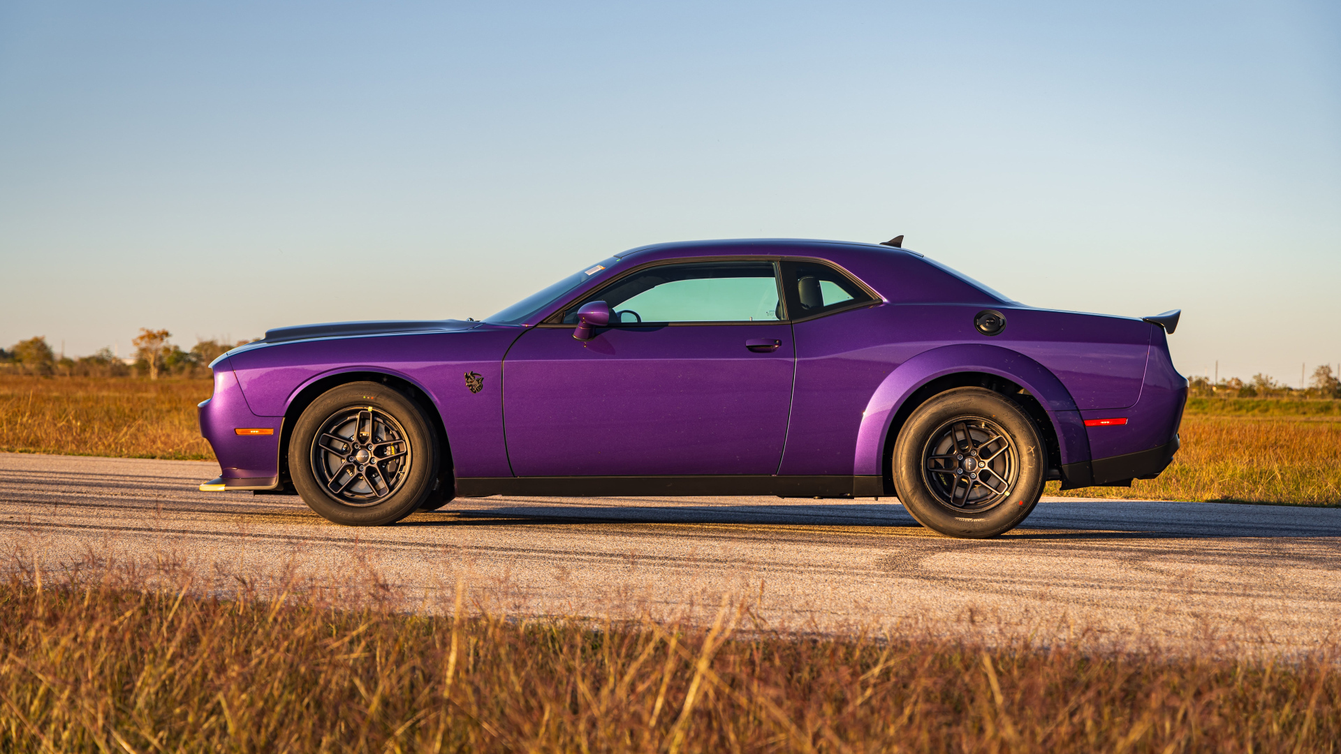 Фиолетовый автомобиль Dodge Hennessey Demon 1700 Twin-Turbo 2024 года