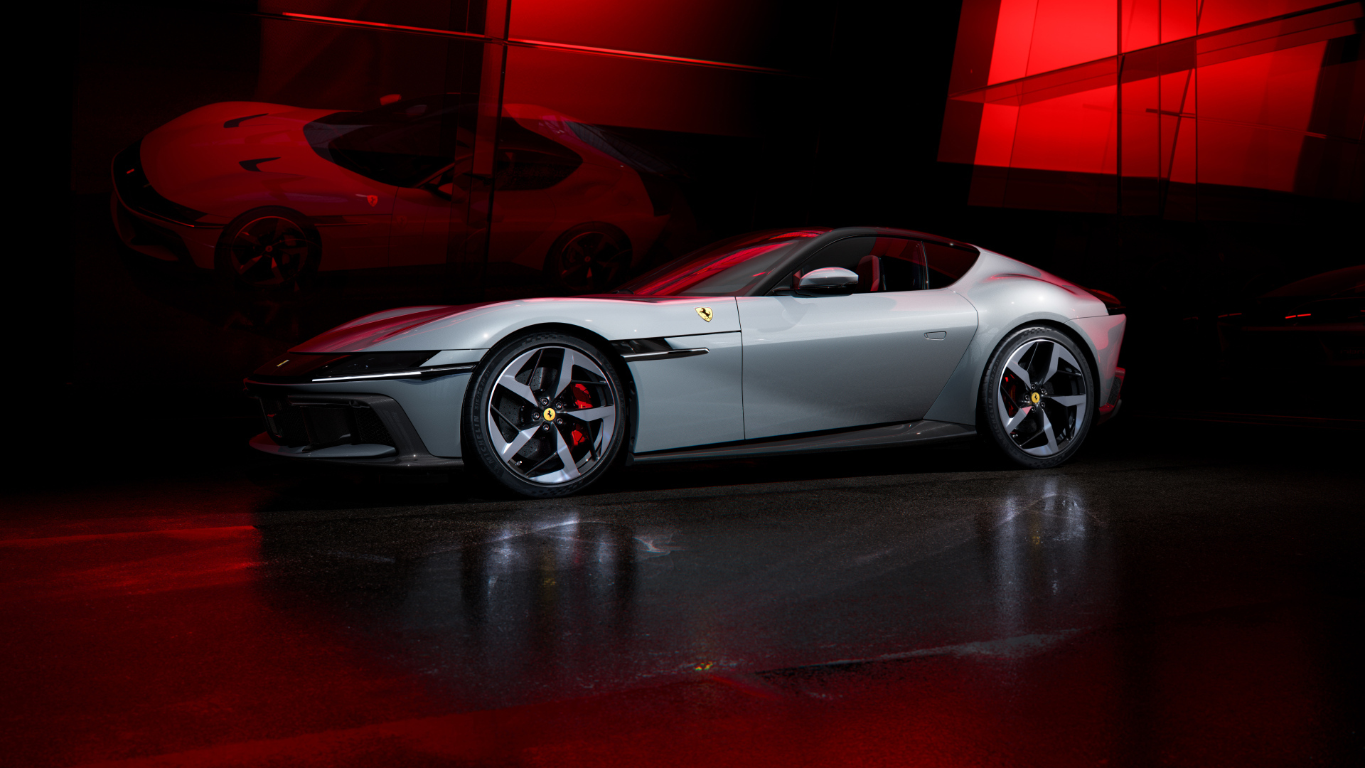 Дорогой серебристый автомобиль Ferrari 12Cilindri 2024 года