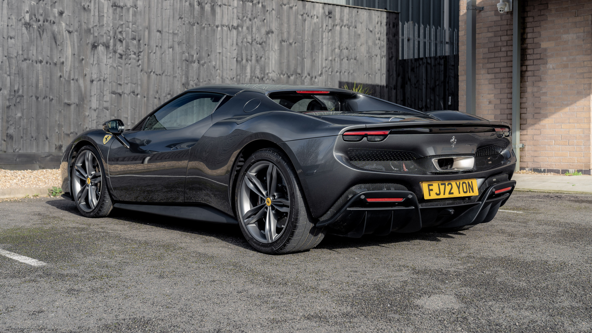 Вид сзади на автомобиль Ferrari 296 GTB